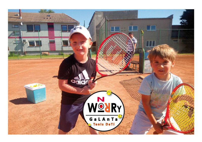 Chlapci nacvičujú základné postavenie tenistu 
